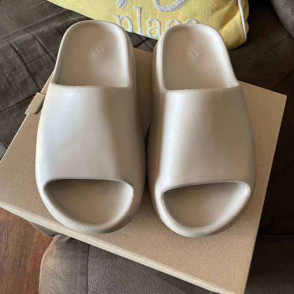 Yeezy Slides “Pure” - Picture 3 of 4